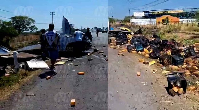 #VIDEO | Se accidenta camioneta cargada con jugos en la carretera Apatzingán – Cuatro Caminos