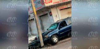 Choque vehicular deja sin energía eléctrica varias colonias en Uruapan