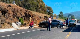 Aparatoso choque en la autopista Siglo XXI deja dos lesionados