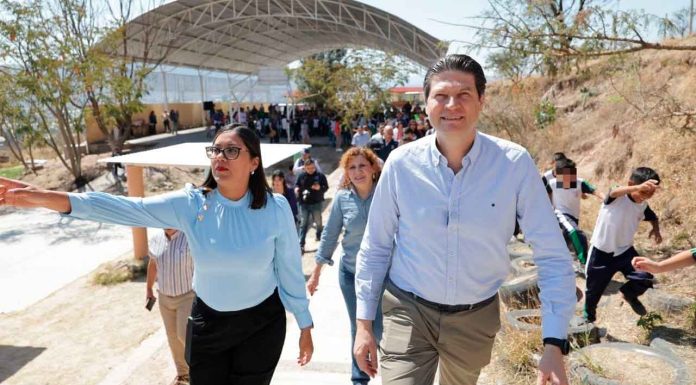 Entrega Gobierno de Alfonso Martínez, apoyo a escuelas públicas de la periferia