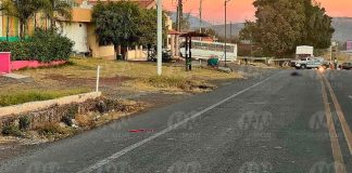 Vehículo desconocido arrolla y mata a mujer en el Libramiento Sur de Jacona