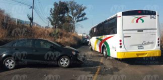 #Imágenes | Se registra choque entre auto y camión Coordinados en la Morelia-Maravatío