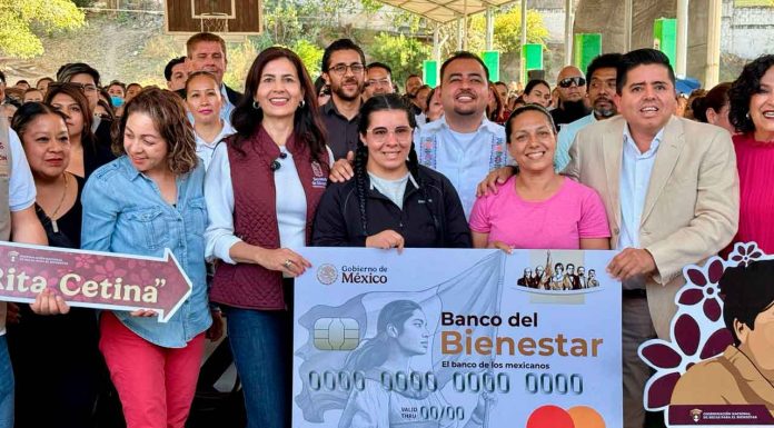 Entregan tarjetas para beca Rita Cetina a 200 mil estudiantes de secundaria: SEE