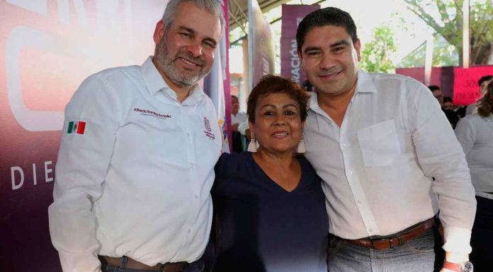 #Imágenes | En Huetamo, Bedolla atendió 265 peticiones de vivienda, educación y créditos para negocios