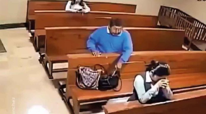 #VIDEO #Viral | Hombre deja de rezar para robarle a una mujer dentro de un templo