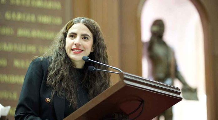 Cuando se gobierna con honestidad, se construye futuro: Bugarini celebra nuevo campus en Huetamo