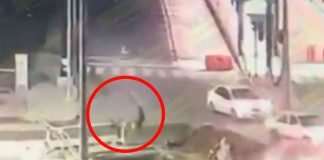#VIDEO | Motociclista pierde la vida al caer en excavación sin señalización #México