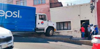 #VIDEO | Camión refresquero choca contra banqueta y casa al norte de Morelia
