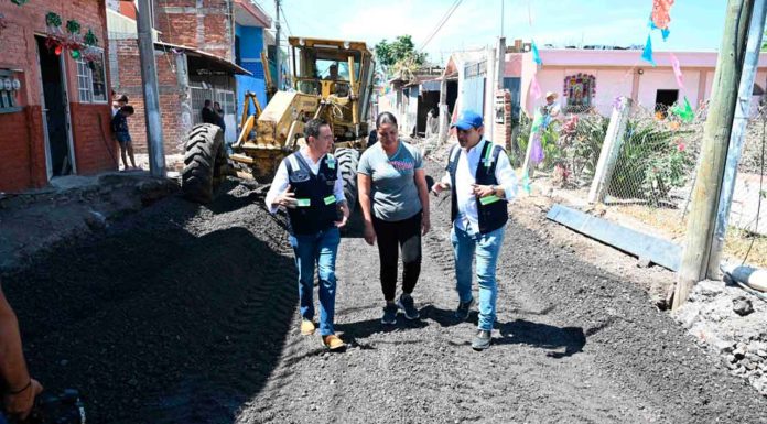 Carlos Soto recorrió la obra de pavimentación de la calle Vicente Guerrero en El Sauz de Abajo