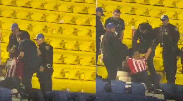 #Video | Aficionado del Chivas se resistió a salir del estadio tras el encuentro del equipo con el América; policías lo sacaron cargando