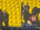 #Video | Aficionado del Chivas se resistió a salir del estadio tras el encuentro del equipo con el América; policías lo sacaron cargando