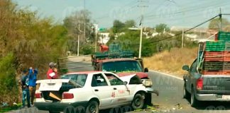 #VIDEO | Chocan de frente camioneta limonera y taxi, en Apatzingán