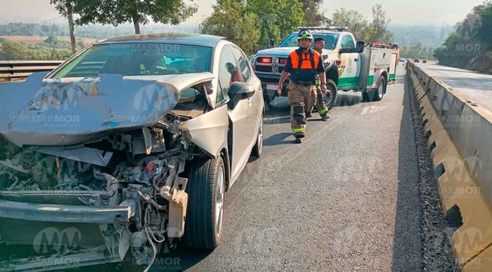 #Imágenes | Choca auto contra camioneta en la Morelia-Pátzcuaro; hay 5 lesionados