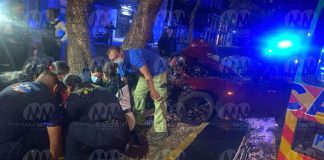 Aparatoso choque en Camelinas; automovilista queda grave tras impactarse contra un árbol