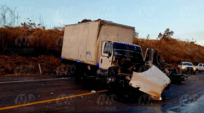 Brutal choque deja un muerto y un herido, sobre la salida de Uruapan a la autopista Siglo XXI
