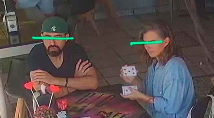 Cafetería exhibe a clientes extranjeros que se negaron a pagar la comida argumentando que no se parecía a la de las fotos #México