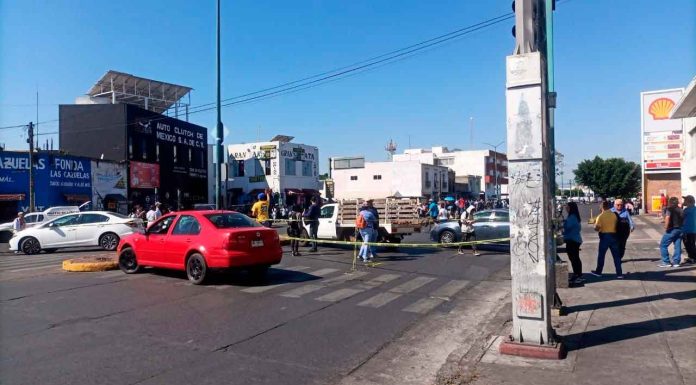 Se manifiesta CNTE en la delegación del ISSSTE, rechazan su propuesta de reforma