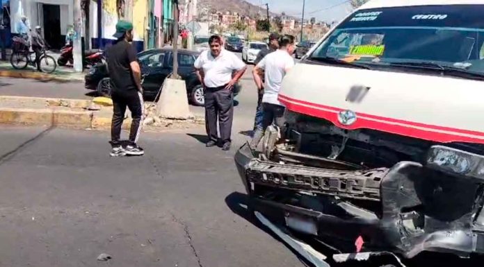 #VIDEO | Combi ruta roja 4 y auto particular colisionan en Av. Madero Poniente, hay un menor lesionando