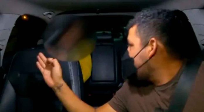 #Video | Conductor de Uber expulsa a pasajera tras pelea: “Eso te pasa por grosera”