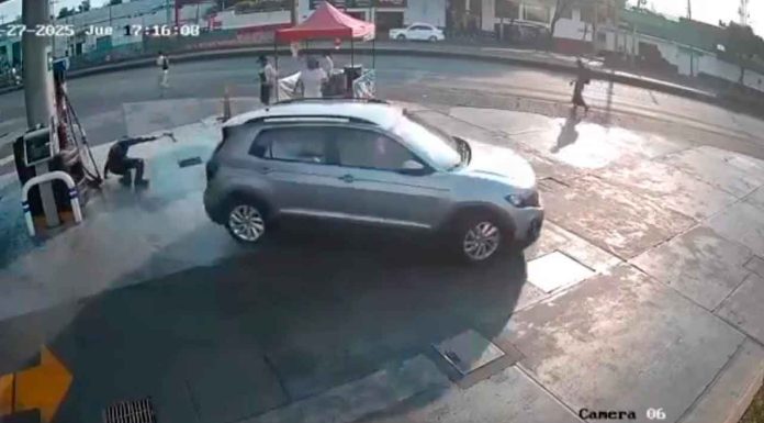 #Video // Conductor atropella a trabajador de gasolinera tras tener una acalorada discusión #México