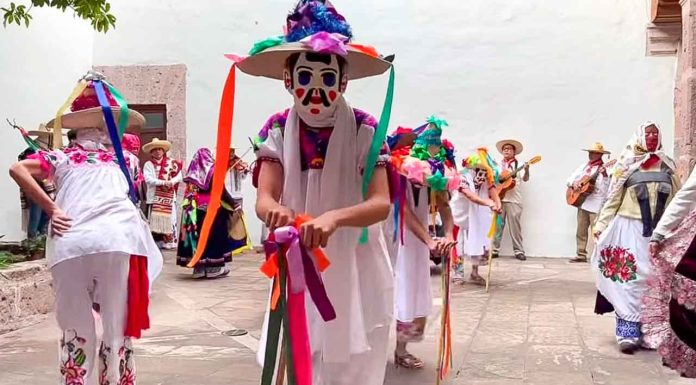 #Imágenes | Danza de T’harés y Maringuías por primera vez en la K’uínchekua