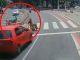 #VIDEO | Motociclistas y un hombre en silla de ruedas son arrollados a toda velocidad