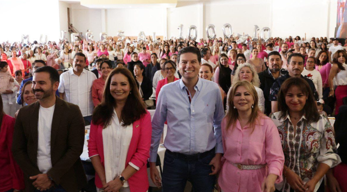 Presenta Alfonso Martínez el programa Mujeres al 1000×10