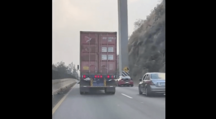 #VIDEO | #EnMéxico: Captan pelea entre automovilista y tráiler en plena autopista