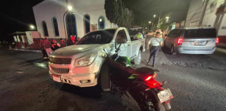 Choque de moto contra camioneta deja 2 adolescentes heridos en la Av. Pedregal de Morelia