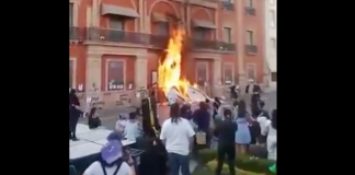 #VIDEO | Durante marcha del #8M, manifestantes incendian entrada de Presidencia Municipal en León