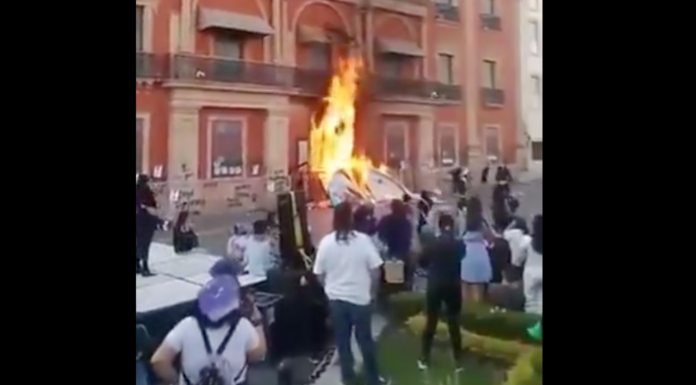 #VIDEO | Durante marcha del #8M, manifestantes incendian entrada de Presidencia Municipal en León