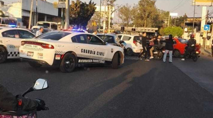 Chocan 2 autos en la Av. Madero Poniente y se accidenta motopatrullero en la Av. San Juanito