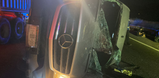 Volcadura de camioneta tipo turismo deja 8 heridos, en la Siglo XXI