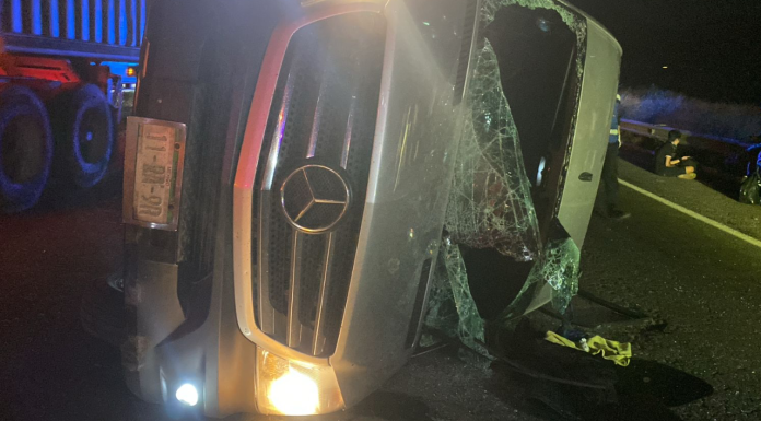 Volcadura de camioneta tipo turismo deja 8 heridos, en la Siglo XXI