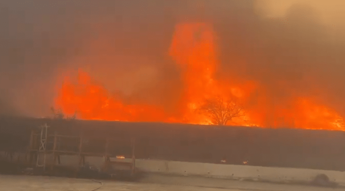#VIDEOS | Se registra mega incendio en Nuevo León; decenas de trabajadores fueron evacuados de la planta Vitro