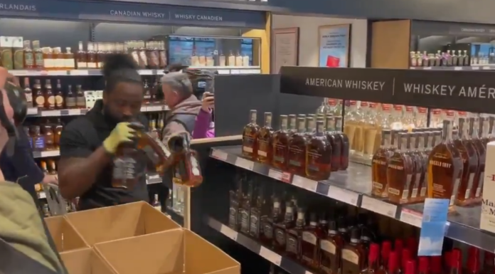 #VIDEO | Canadá responde a los aranceles de Trump con la prohibición de alcohol estadounidense
