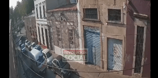 #VIDEO | Combi naranja daña vehículo estacionado en el Centro; piden al conductor hacerse responsable