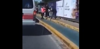 #VIDEO | #Morelia: Captan a dos jóvenes peleándose a golpes en una parada de transporte público
