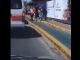 #VIDEO | #Morelia: Captan a dos jóvenes peleándose a golpes en una parada de transporte público