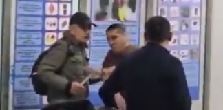 #VIDEO | Campeón de boxeo retirado salva a joven de un hombre que amenazaba con detonar bomba en un aeropuerto