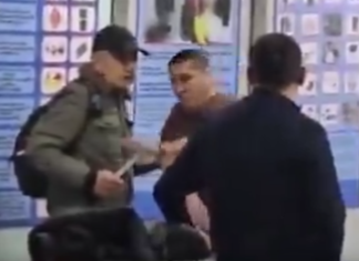 #VIDEO | Campeón de boxeo retirado salva a joven de un hombre que amenazaba con detonar bomba en un aeropuerto