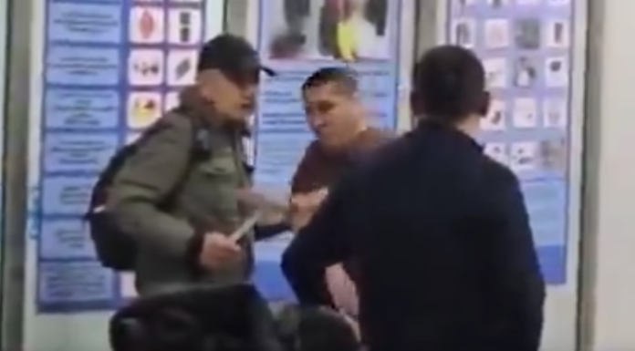 #VIDEO | Campeón de boxeo retirado salva a joven de un hombre que amenazaba con detonar bomba en un aeropuerto