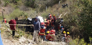#VIDEO | Autobús de pasajeros cae a barranco en Oaxaca; reportan al menos 11 muertos