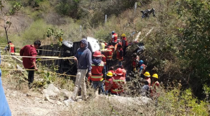 #VIDEO | Autobús de pasajeros cae a barranco en Oaxaca; reportan al menos 11 muertos