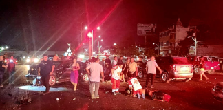 Un menor muerto y cuatro lesionados, saldo de aparatosa carambola vehicular