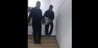 #VIDEO | Por falta de personal y elevador en clínica del IMSS, personas cargan cuerpo de su familiar por las escaleras