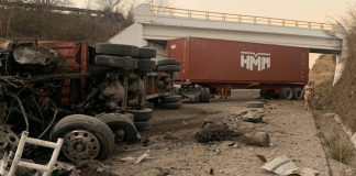 #VIDEO | Cierre total en la autopista Siglo XXI por volcadura de tráiler