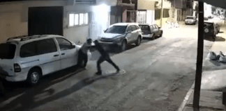 #VIDEO | #México: Captan intento de feminicidio en plena calle; hombre atacó con arma blanca a una mujer