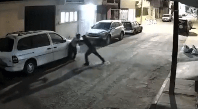 #VIDEO | #México: Captan intento de feminicidio en plena calle; hombre atacó con arma blanca a una mujer