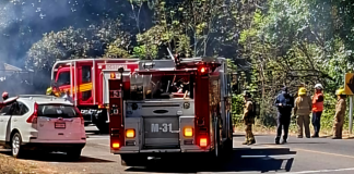 Camioneta recolectora de basura arde en llamas, en la carretera Uruapan-Lombardía